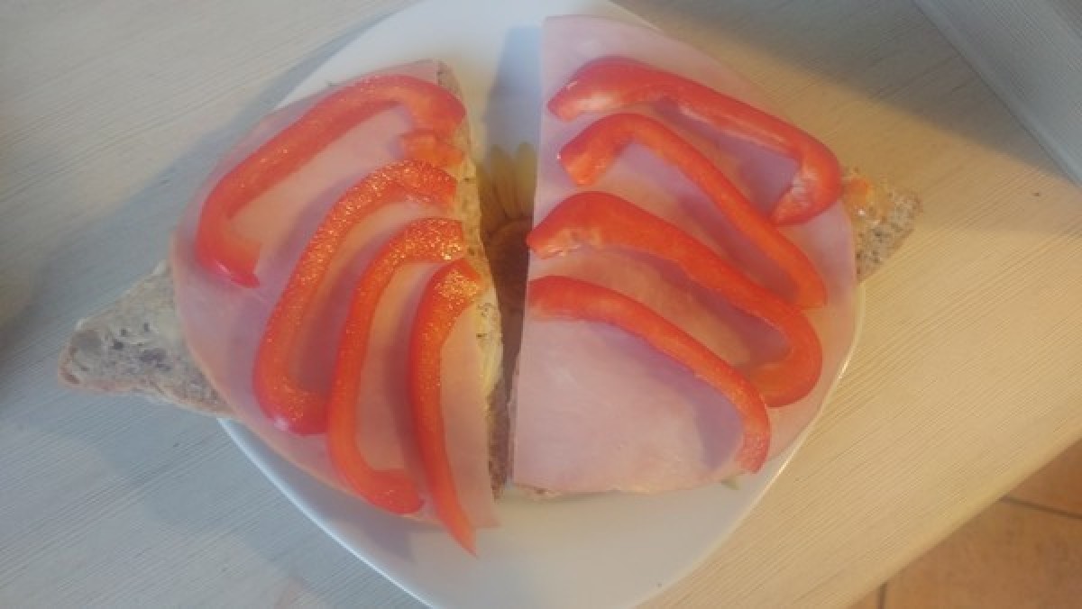 Przepis na Kanapka z szynką i papryką