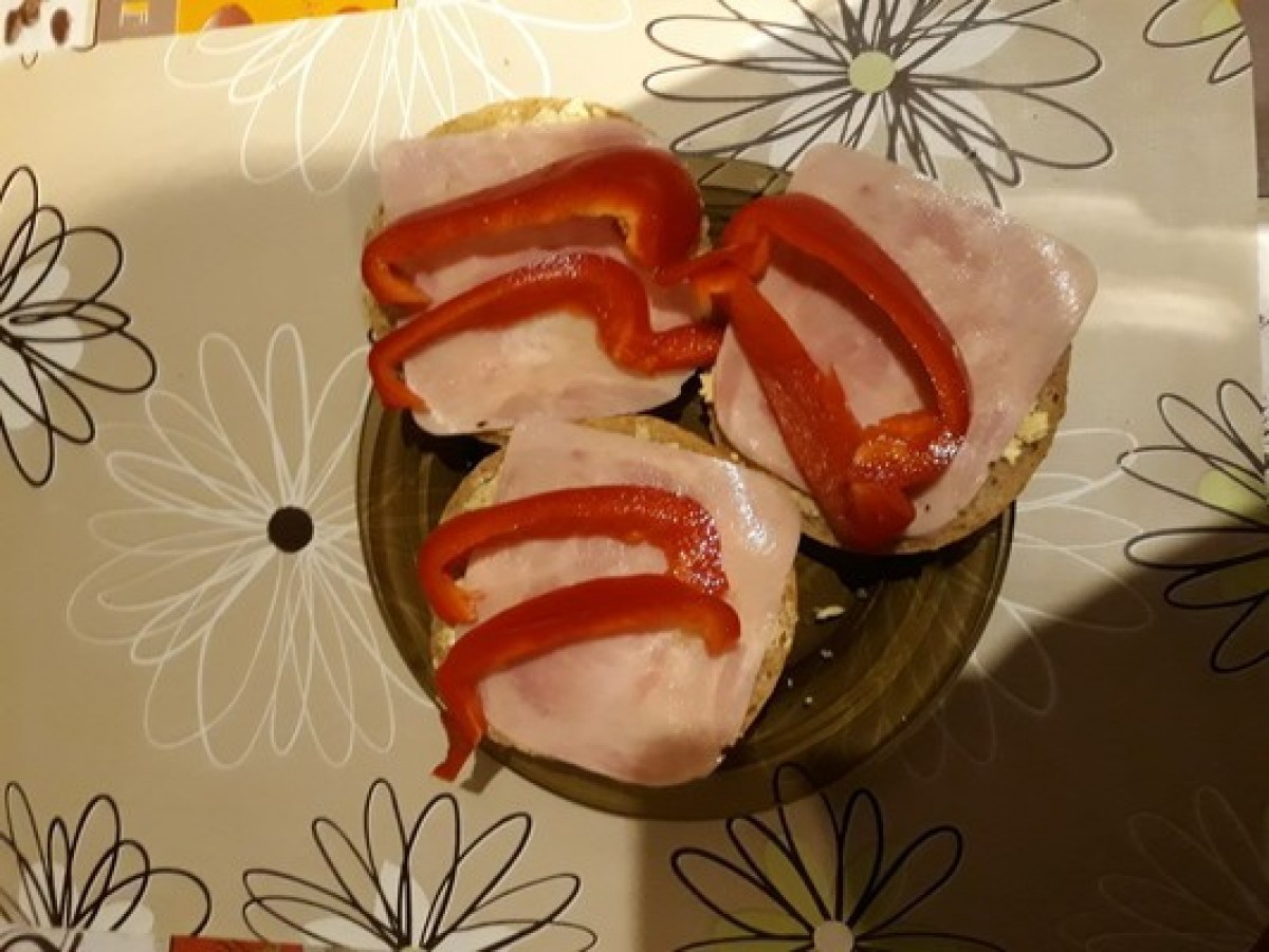 Przepis na Kanapka z szynką i papryką