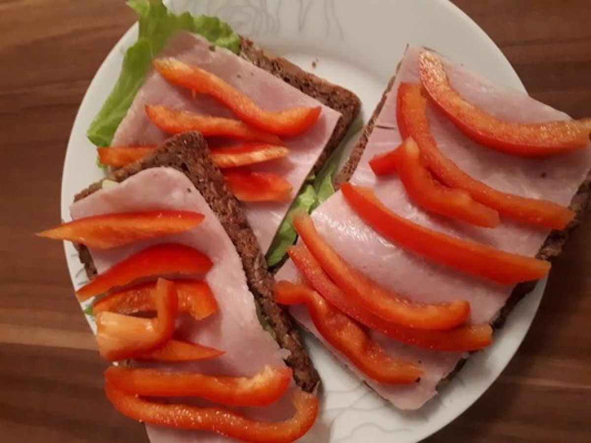 Przepis na Kanapka z szynką i papryką