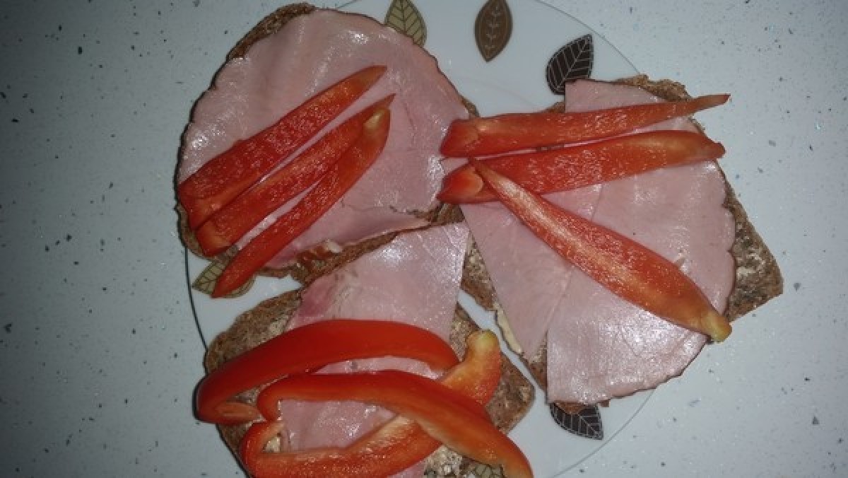 Przepis na Kanapka z szynką i papryką
