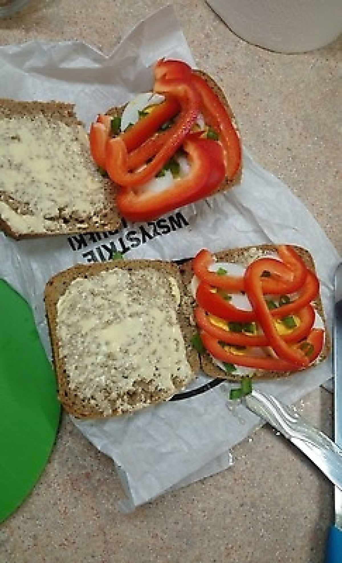 Przepis na Kanapka z jajkiem, papryką i szczypiorkiem