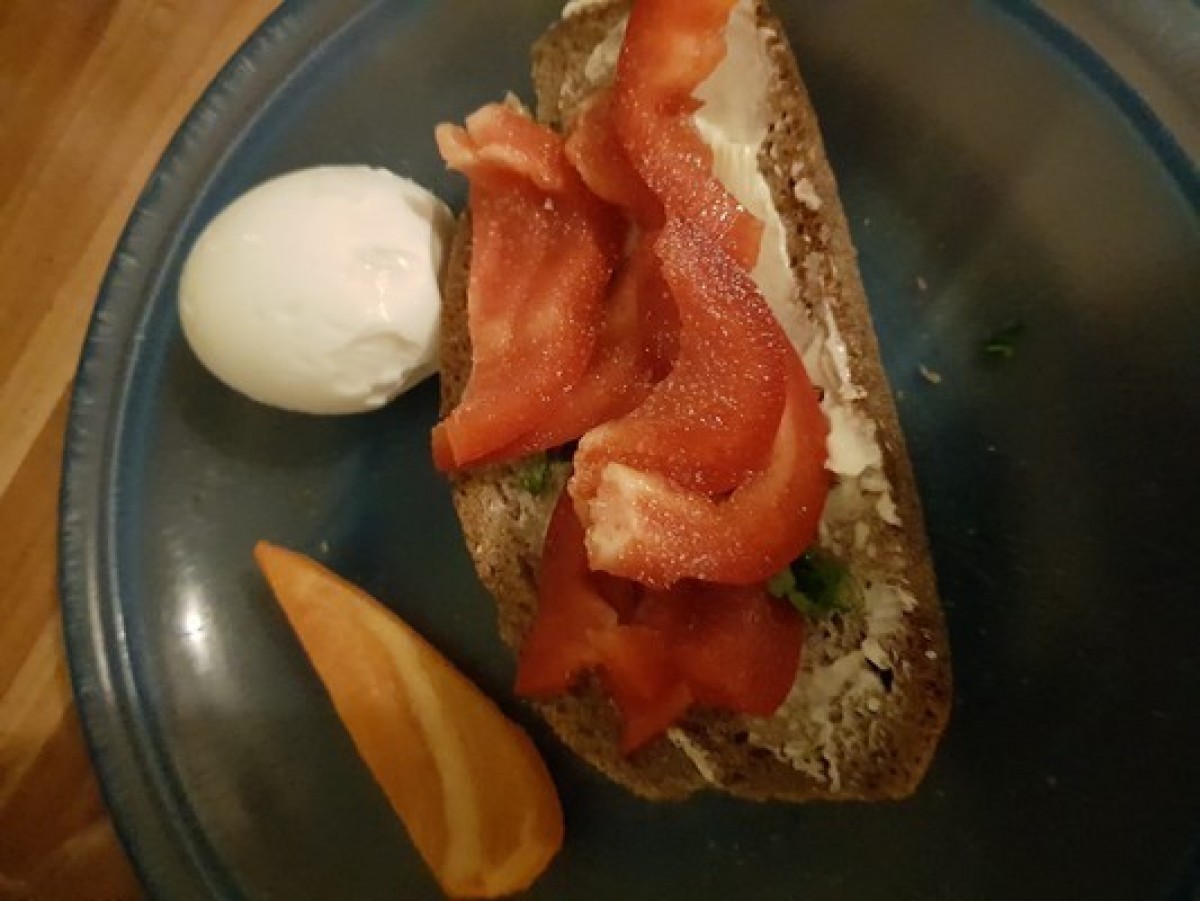 Przepis na Kanapka z jajkiem, papryką i szczypiorkiem