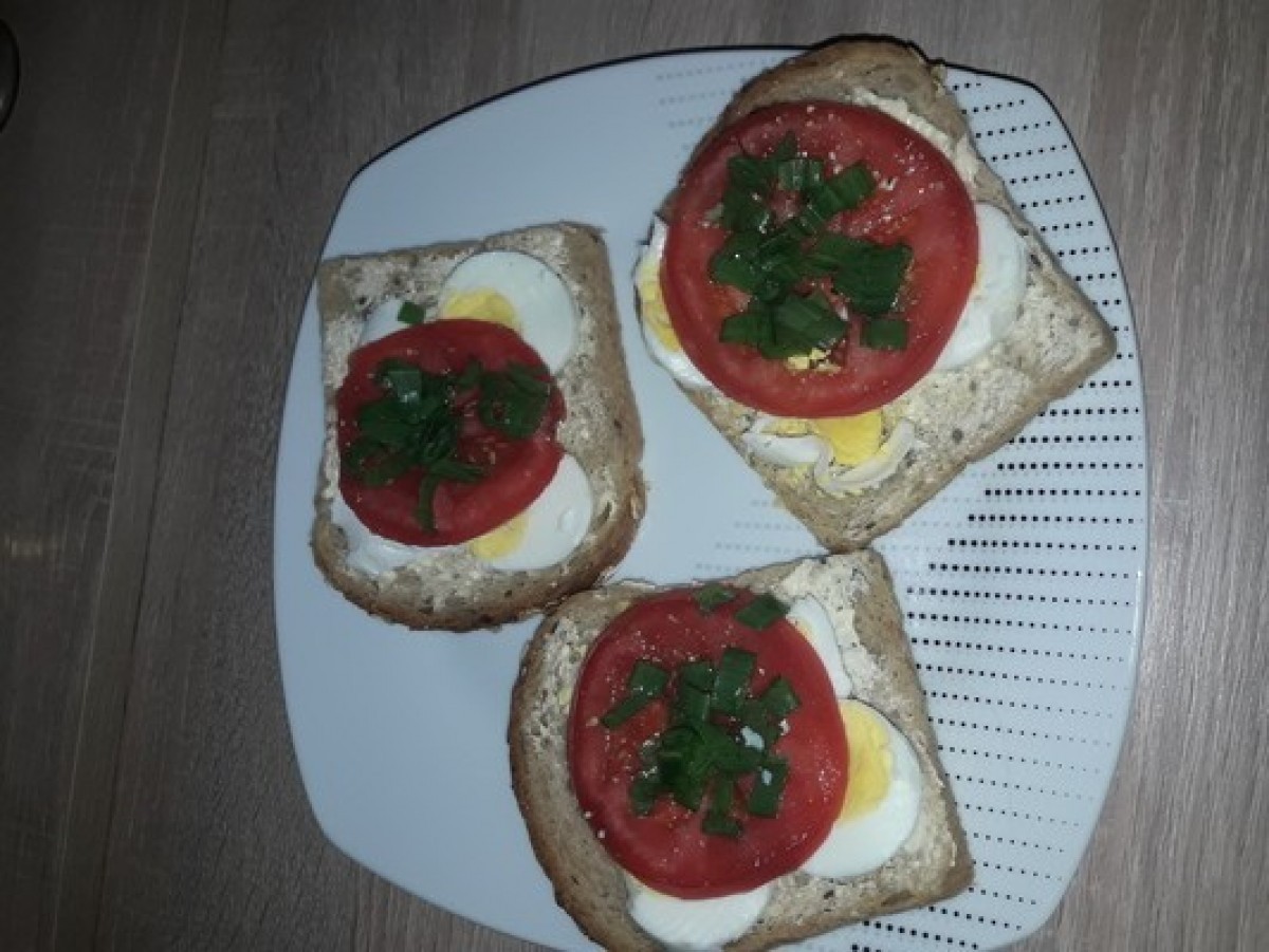 Przepis na Kanapka z jajkiem, papryką i szczypiorkiem