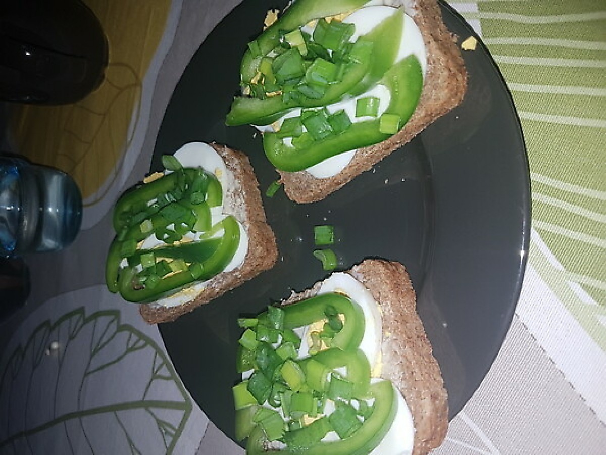 Przepis na Kanapka z jajkiem, papryką i szczypiorkiem