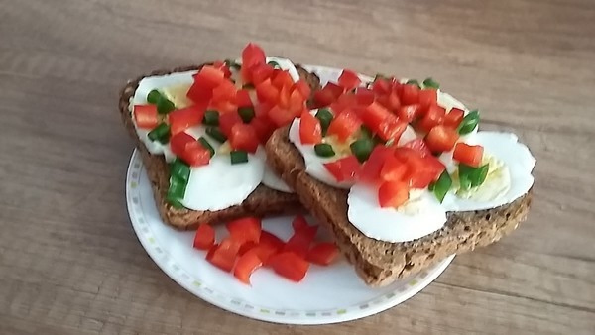 Przepis na Kanapka z jajkiem, papryką i szczypiorkiem