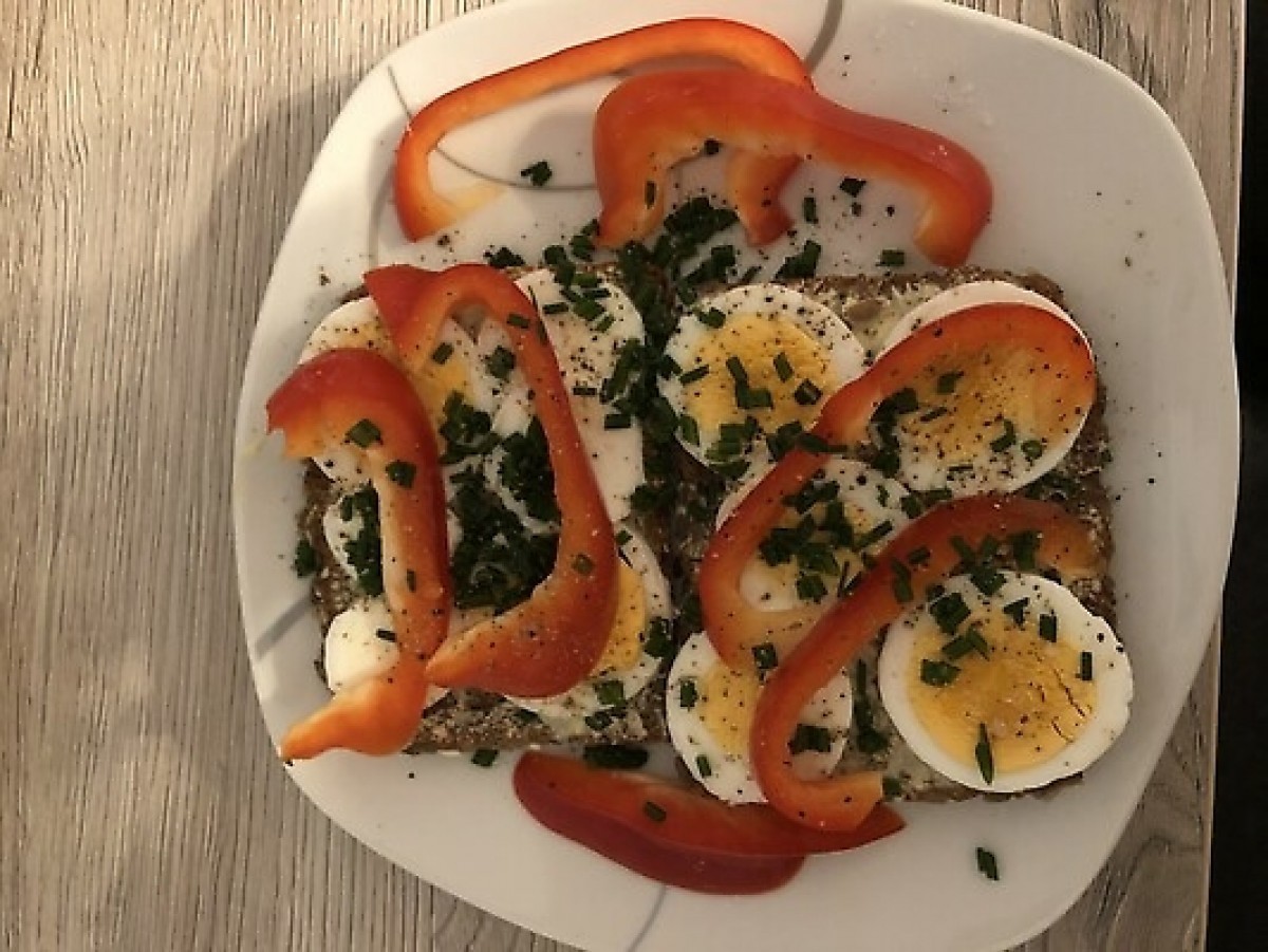 Przepis na Kanapka z jajkiem, papryką i szczypiorkiem
