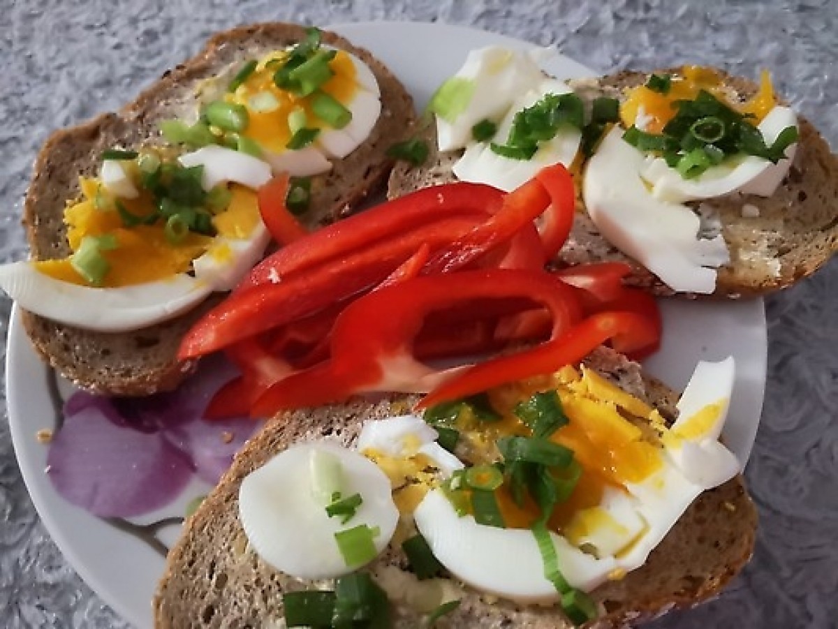 Przepis na Kanapka z jajkiem, papryką i szczypiorkiem