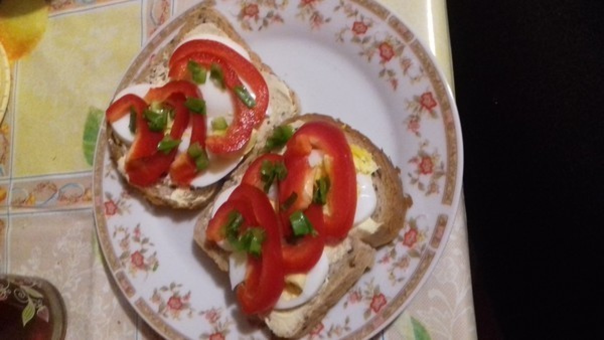 Przepis na Kanapka z jajkiem, papryką i szczypiorkiem