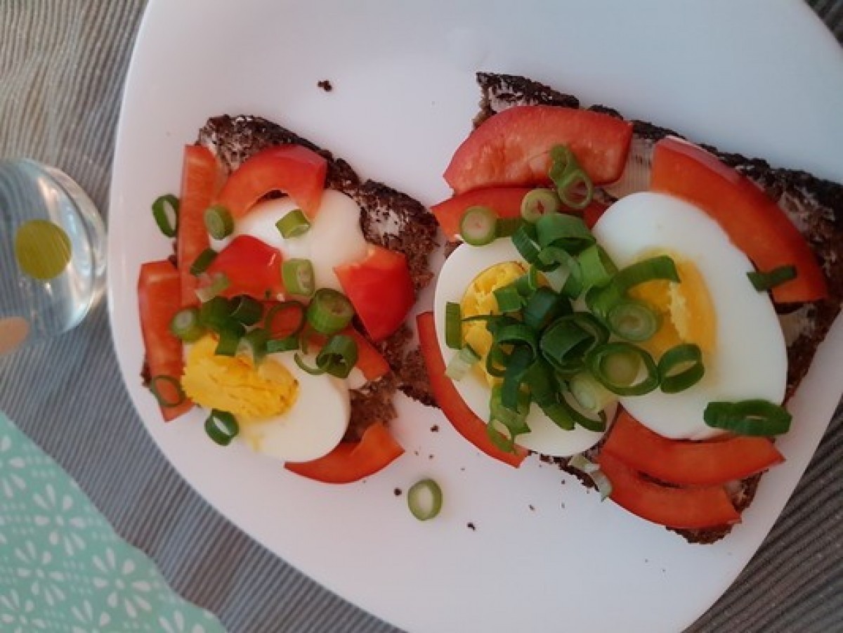 Przepis na Kanapka z jajkiem, papryką i szczypiorkiem