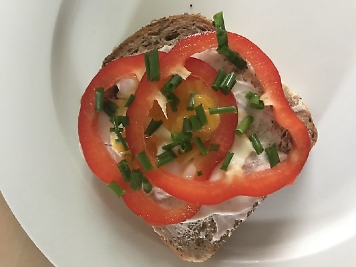 Przepis na Kanapka z jajkiem, papryką i szczypiorkiem