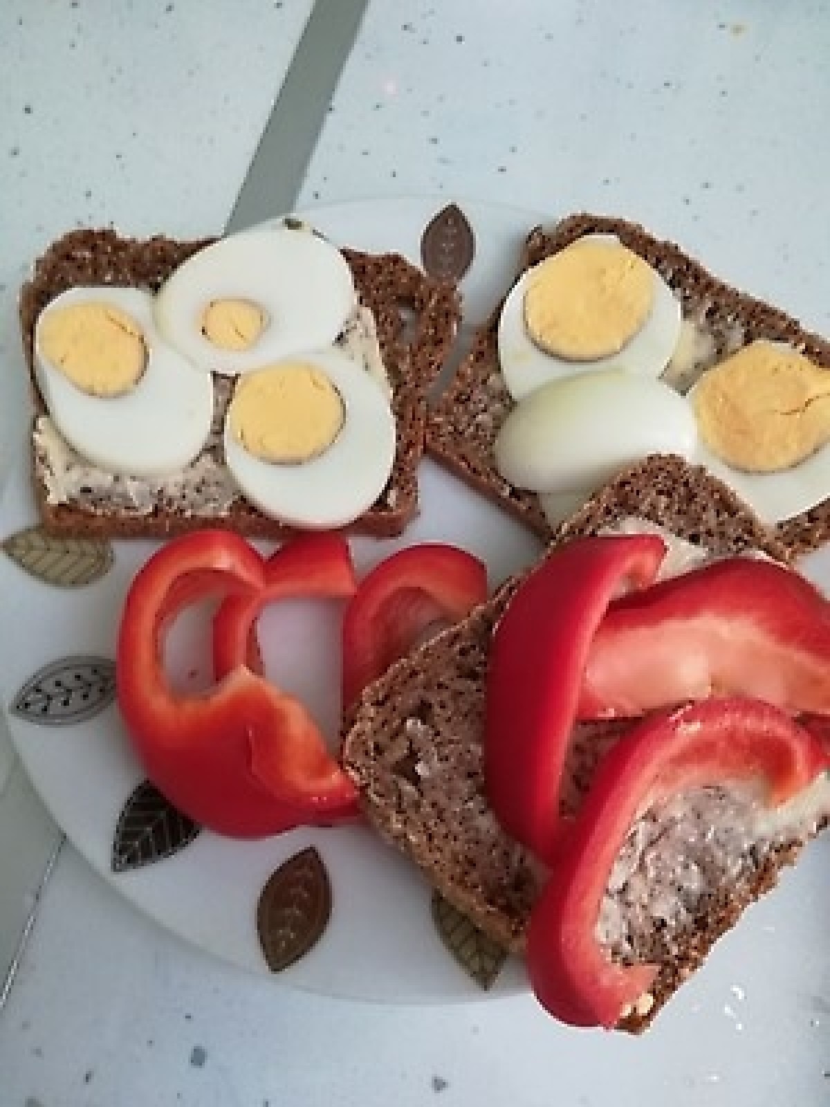 Przepis na Kanapka z jajkiem, papryką i szczypiorkiem