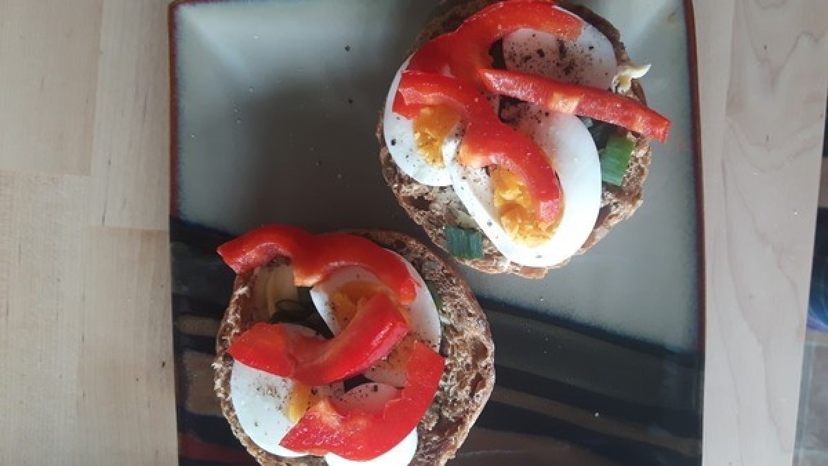 Przepis na Kanapka z jajkiem, papryką i szczypiorkiem