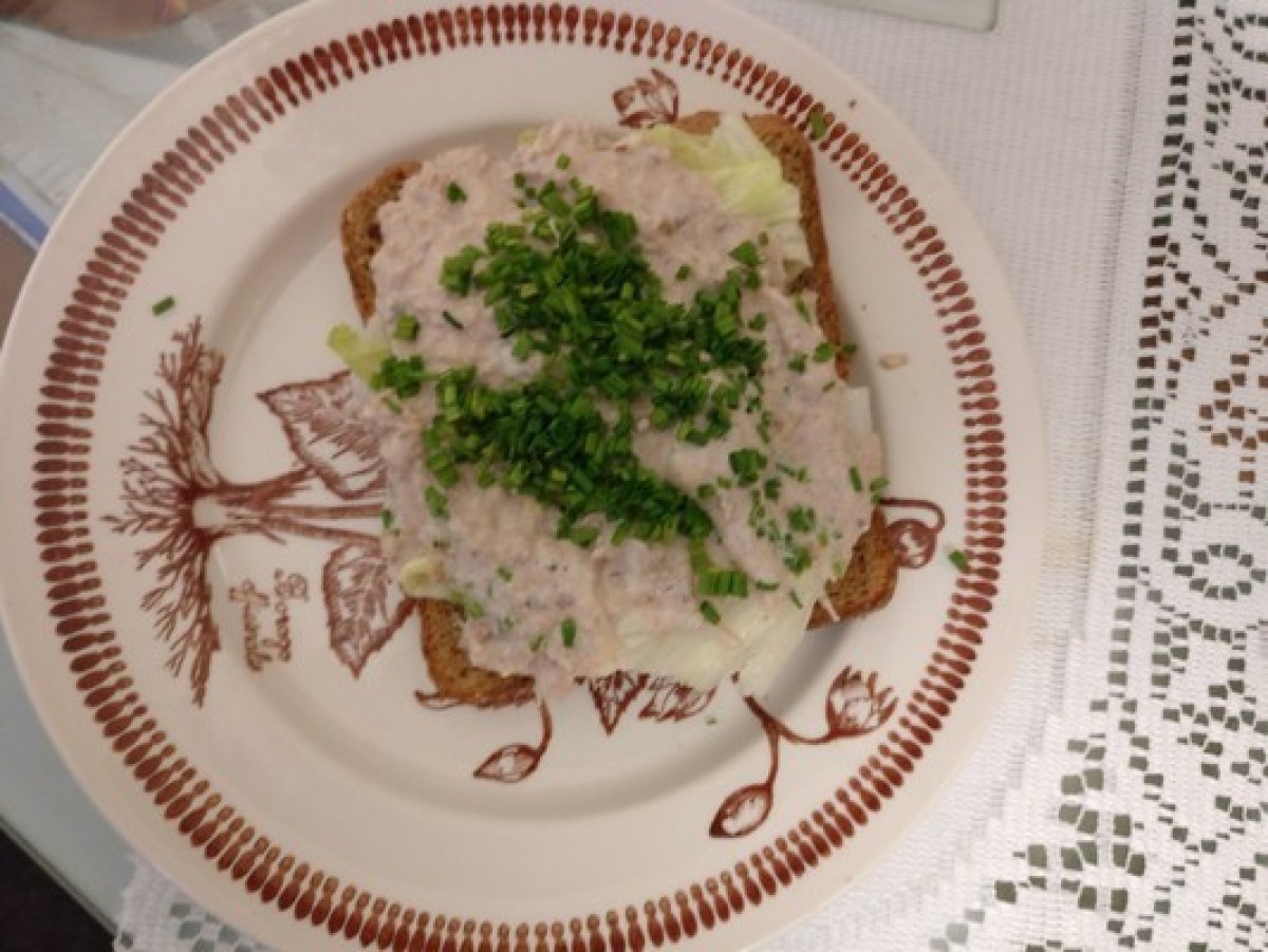 Przepis na Kanapka z pastą tuńczykowo-orzechową