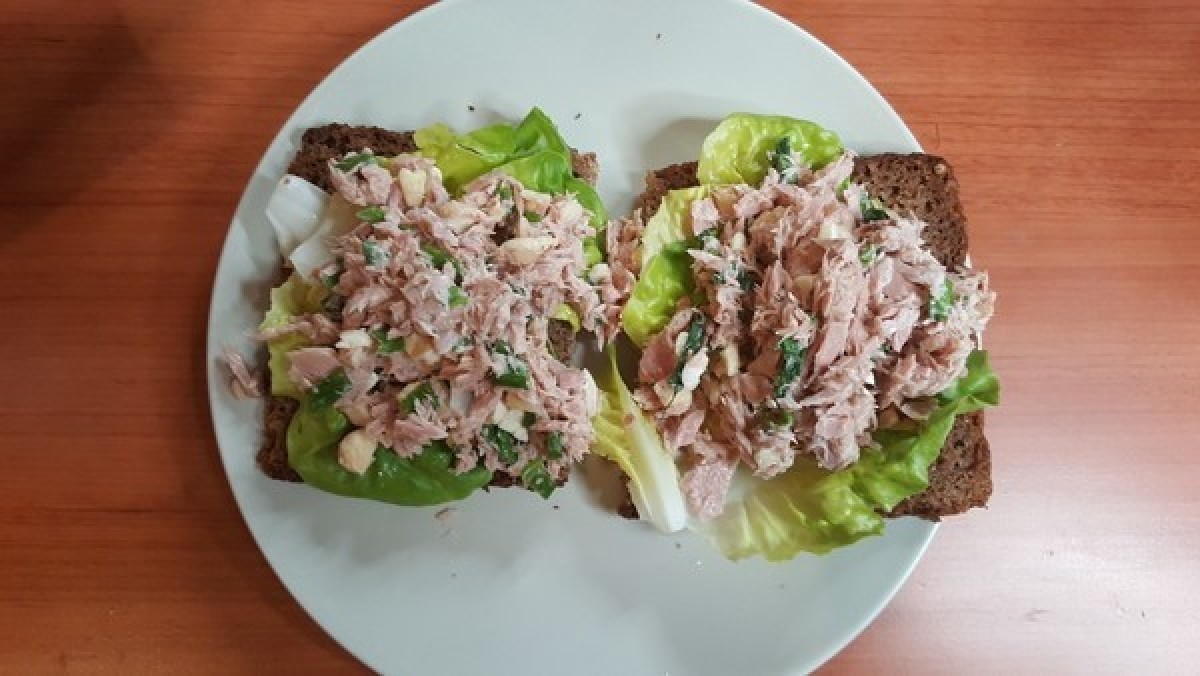 Przepis na Kanapka z pastą tuńczykowo-orzechową
