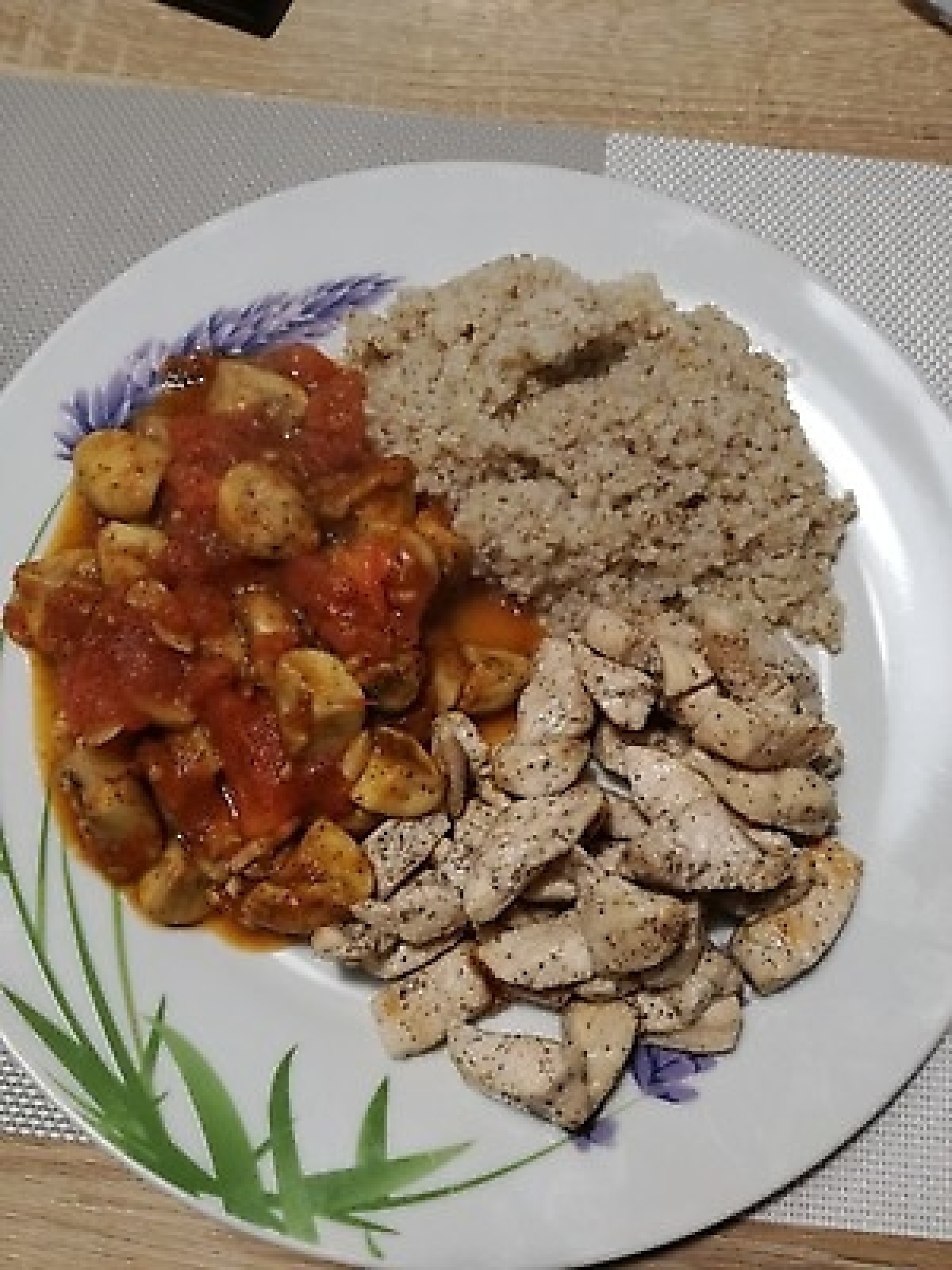 Przepis na Kurczak z pieczarkami po grecku i kaszą