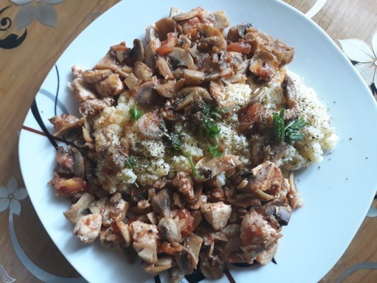 Przepis na Kurczak z pieczarkami po grecku i kaszą