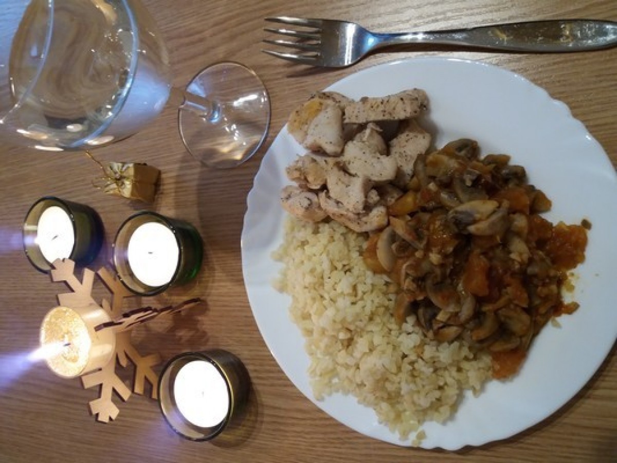 Przepis na Kurczak z pieczarkami po grecku i kaszą