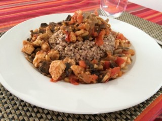 Kurczak z pieczarkami po grecku i kaszą