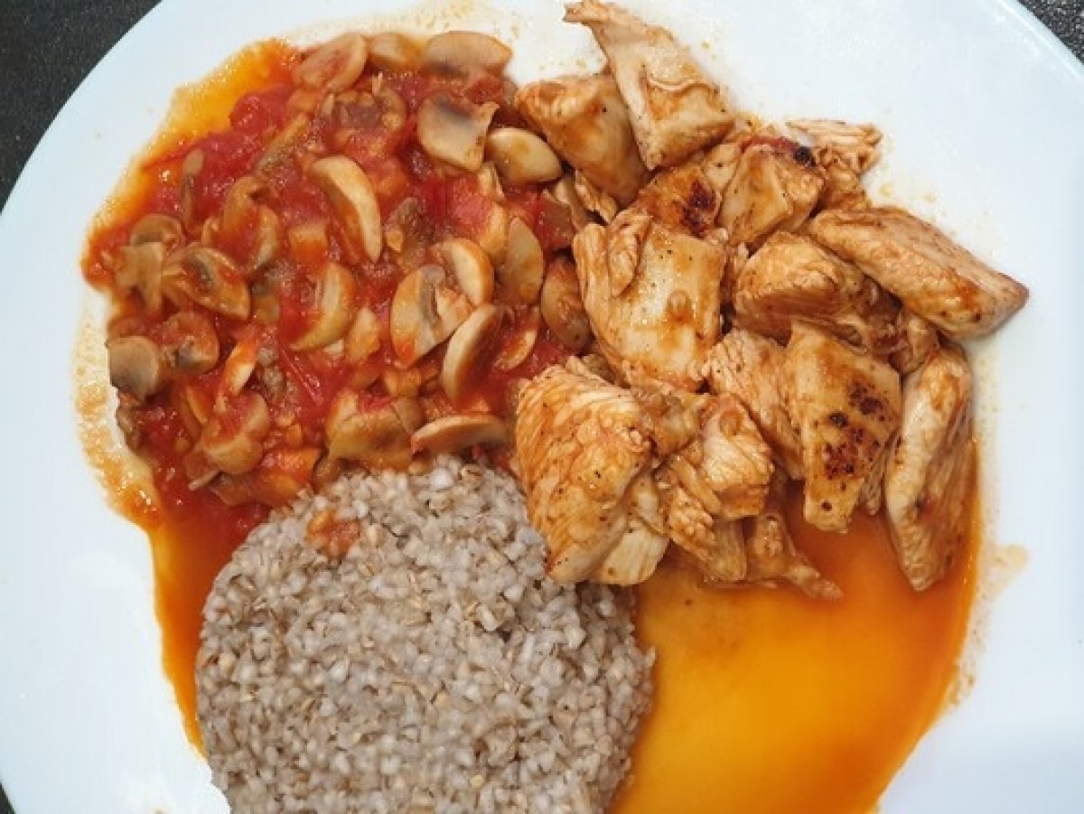 Przepis na Kurczak z pieczarkami po grecku i kaszą