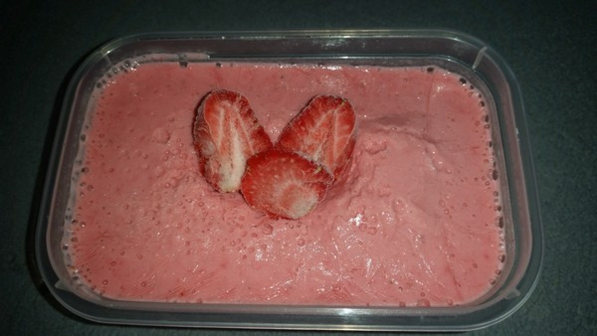 Przepis na Mrożony jogurt z truskawkami