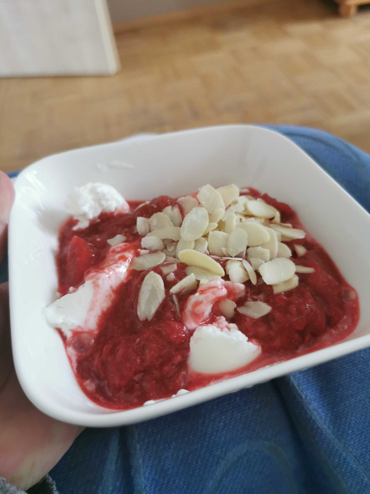 Przepis na Mrożony jogurt z truskawkami