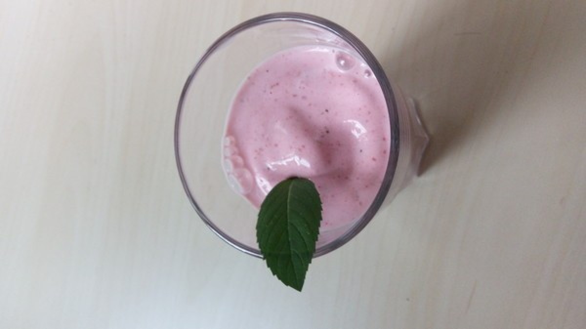 Przepis na Mrożony jogurt z truskawkami