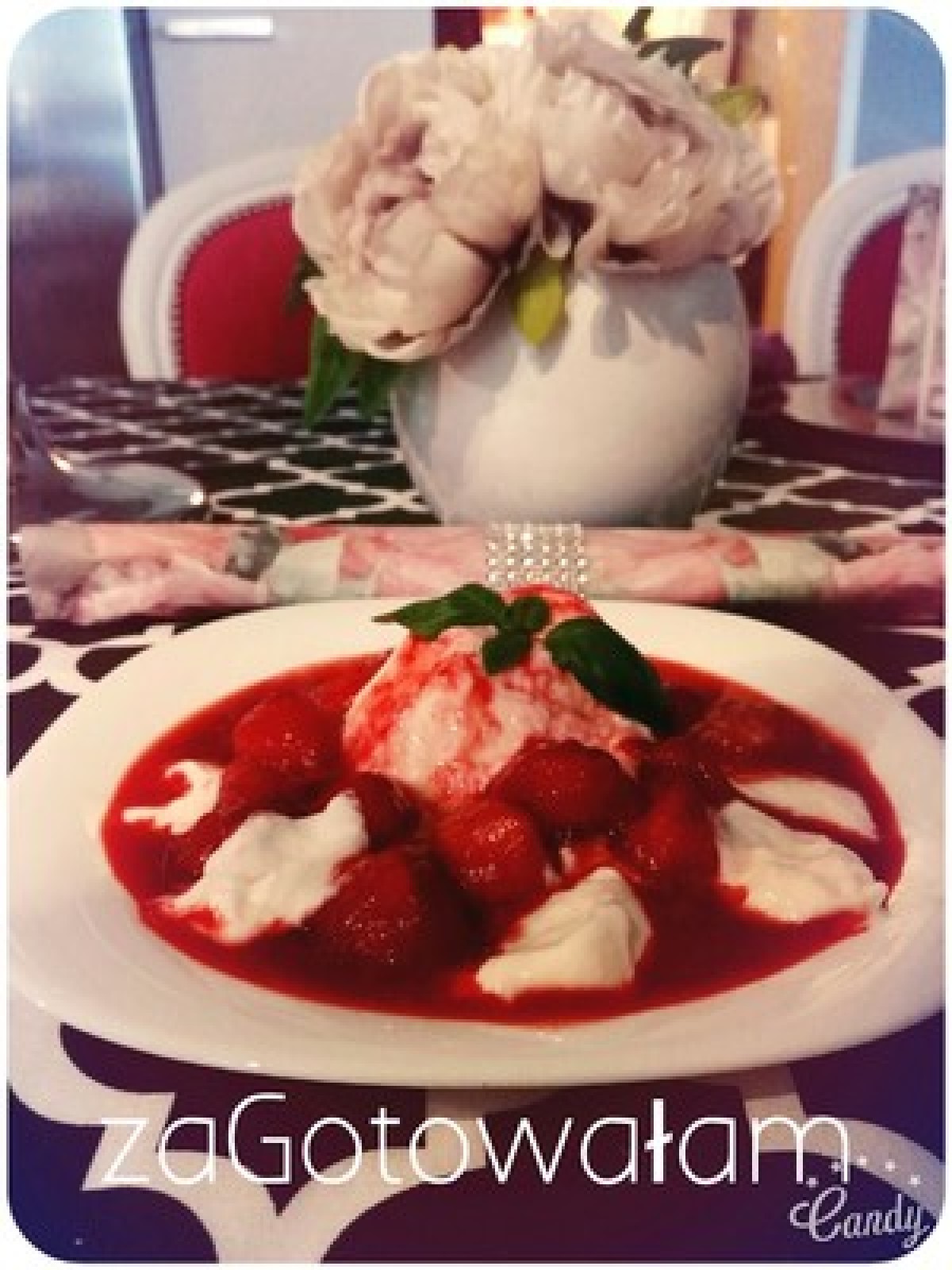 Przepis na Mrożony jogurt z truskawkami