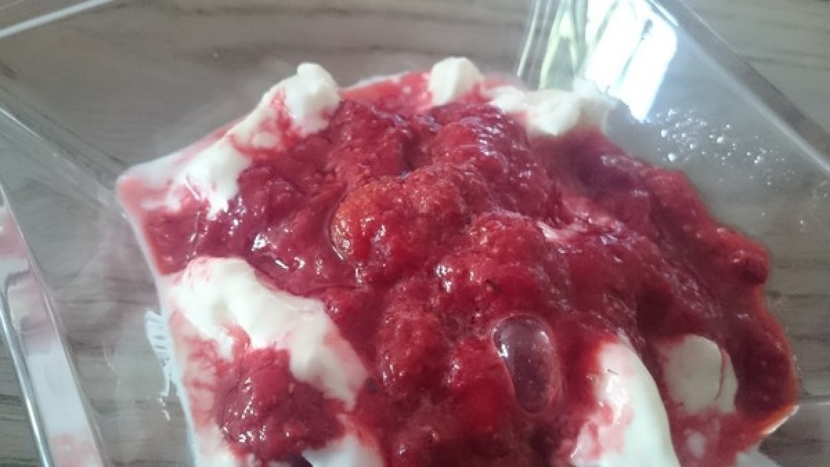 Przepis na Mrożony jogurt z truskawkami