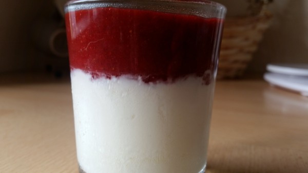 Przepis na Mrożony jogurt z truskawkami