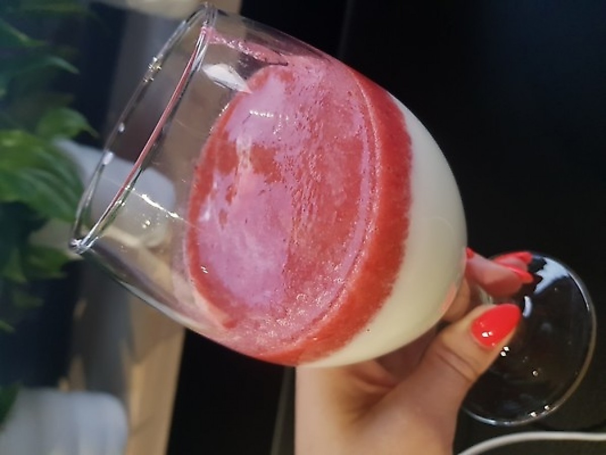 Przepis na Mrożony jogurt z truskawkami