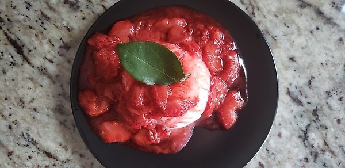 Przepis na Mrożony jogurt z truskawkami