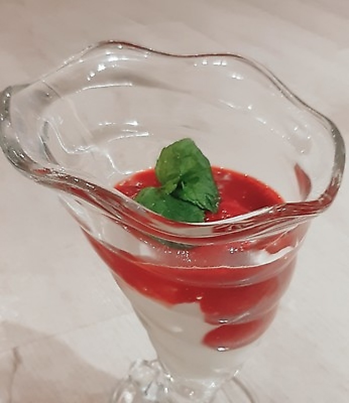 Przepis na Mrożony jogurt z truskawkami