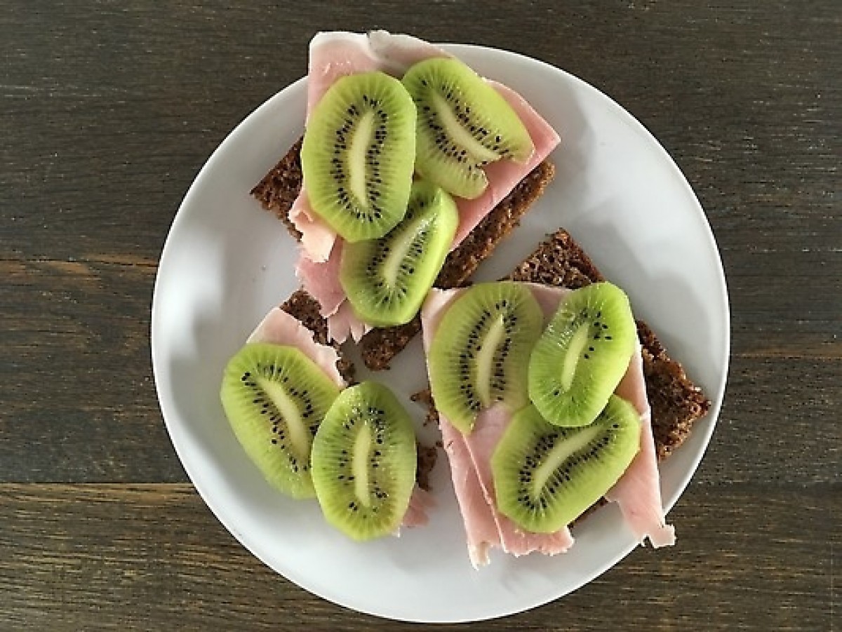 Przepis na Kanapka z szynką i kiwi