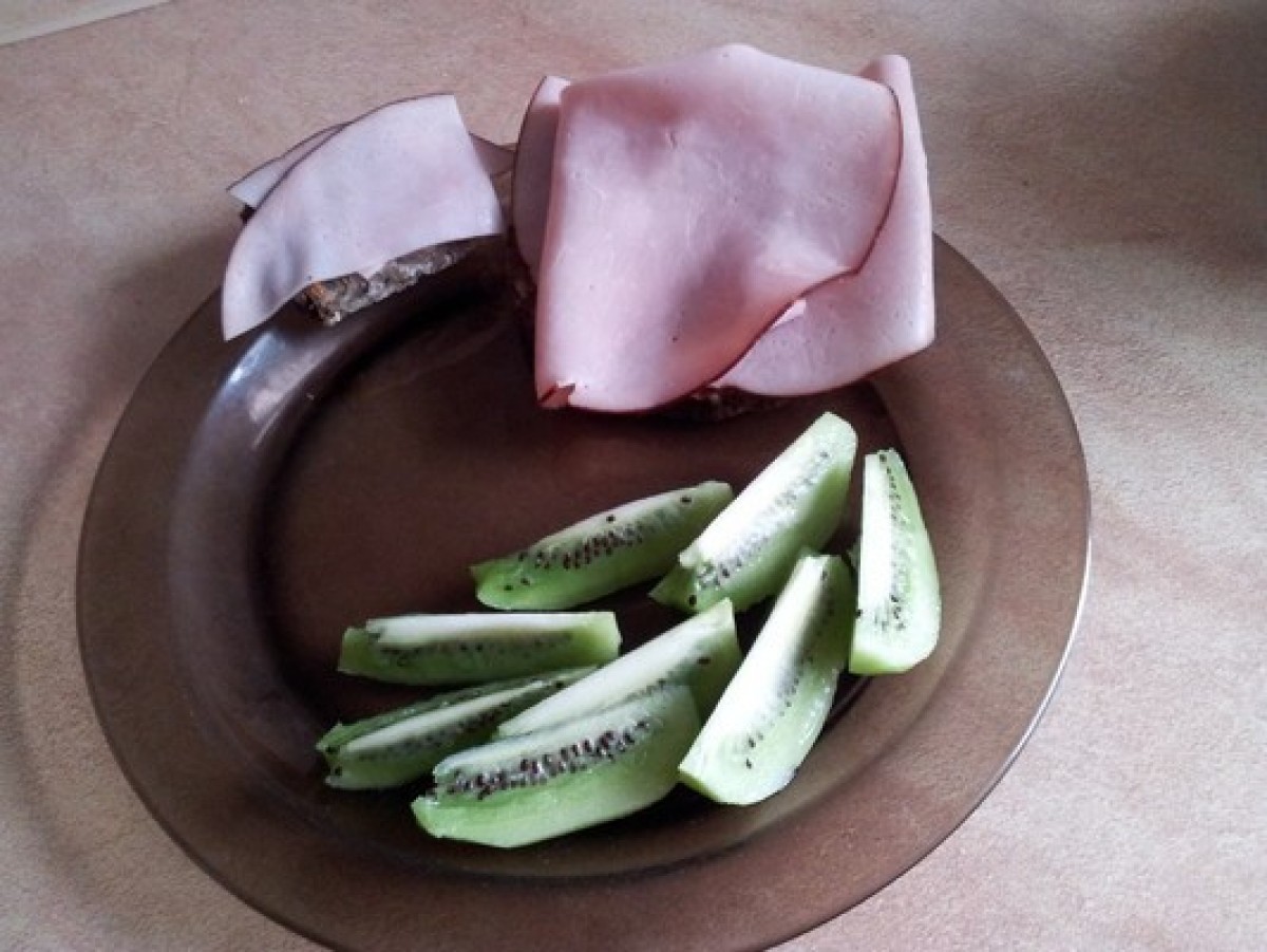 Przepis na Kanapka z szynką i kiwi