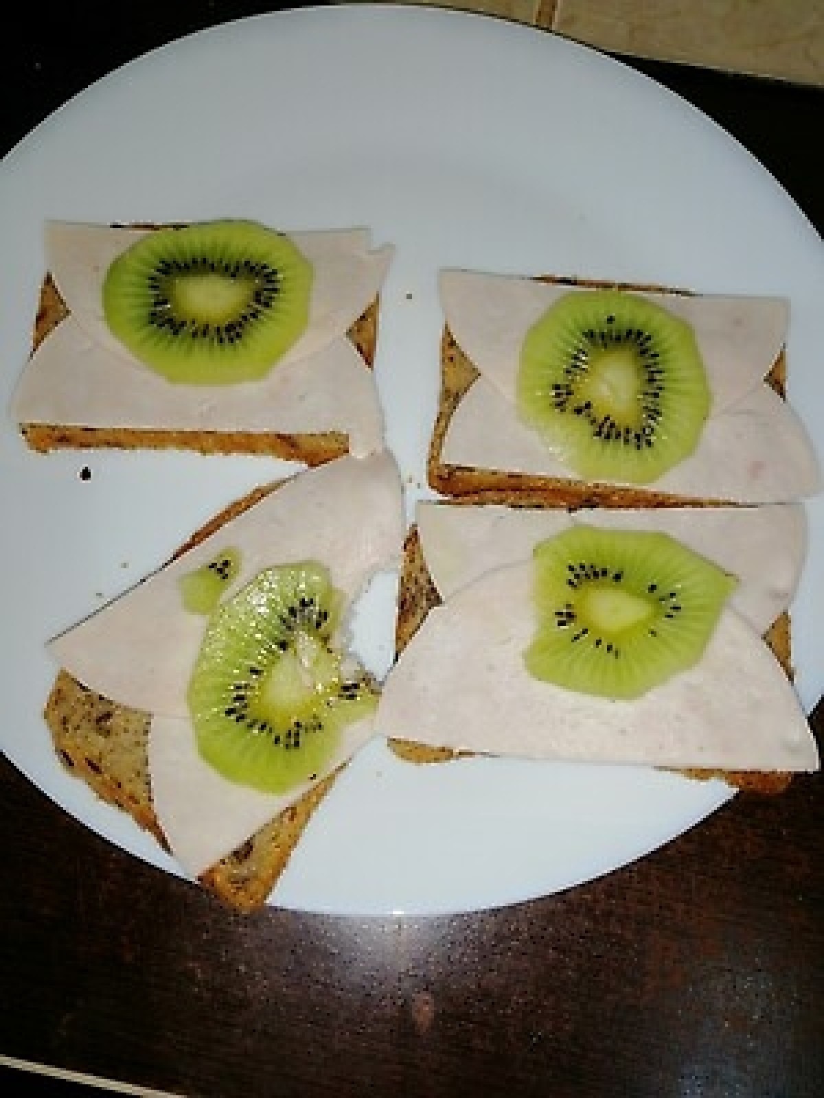 Przepis na Kanapka z szynką i kiwi