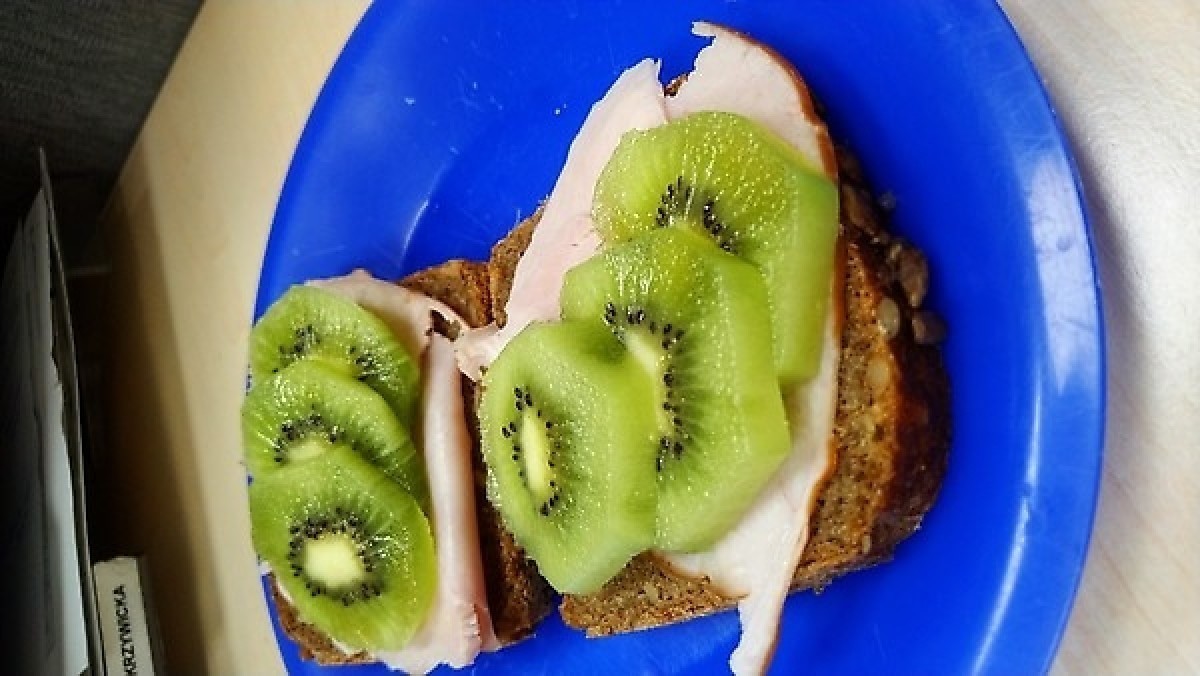 Przepis na Kanapka z szynką i kiwi