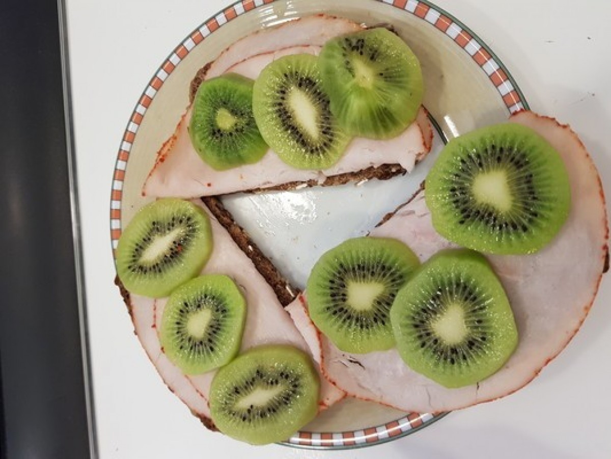 Przepis na Kanapka z szynką i kiwi