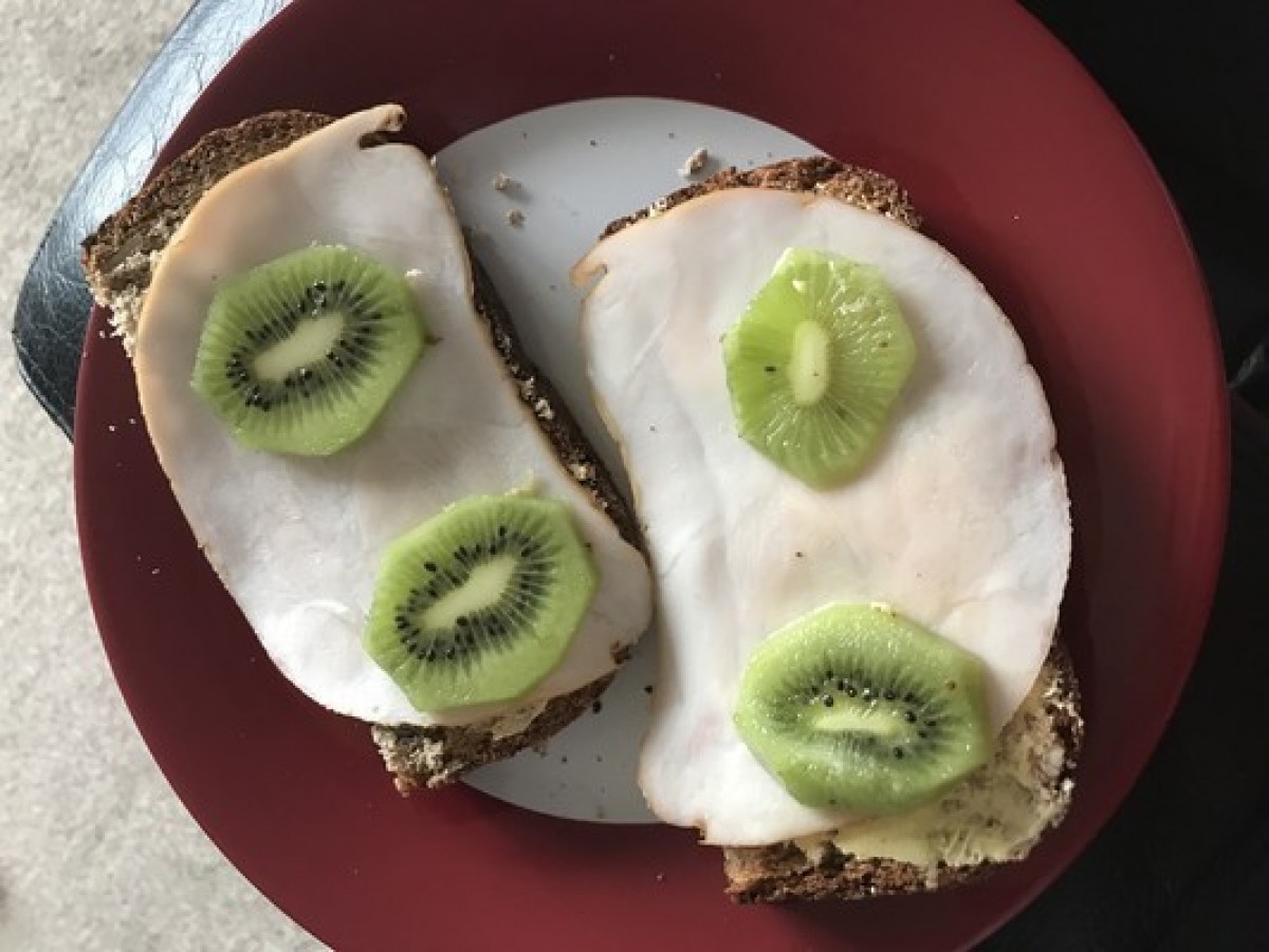 Przepis na Kanapka z szynką i kiwi