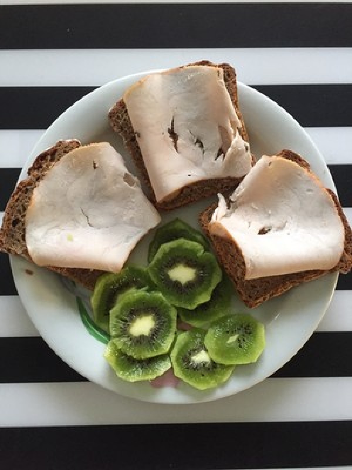 Przepis na Kanapka z szynką i kiwi