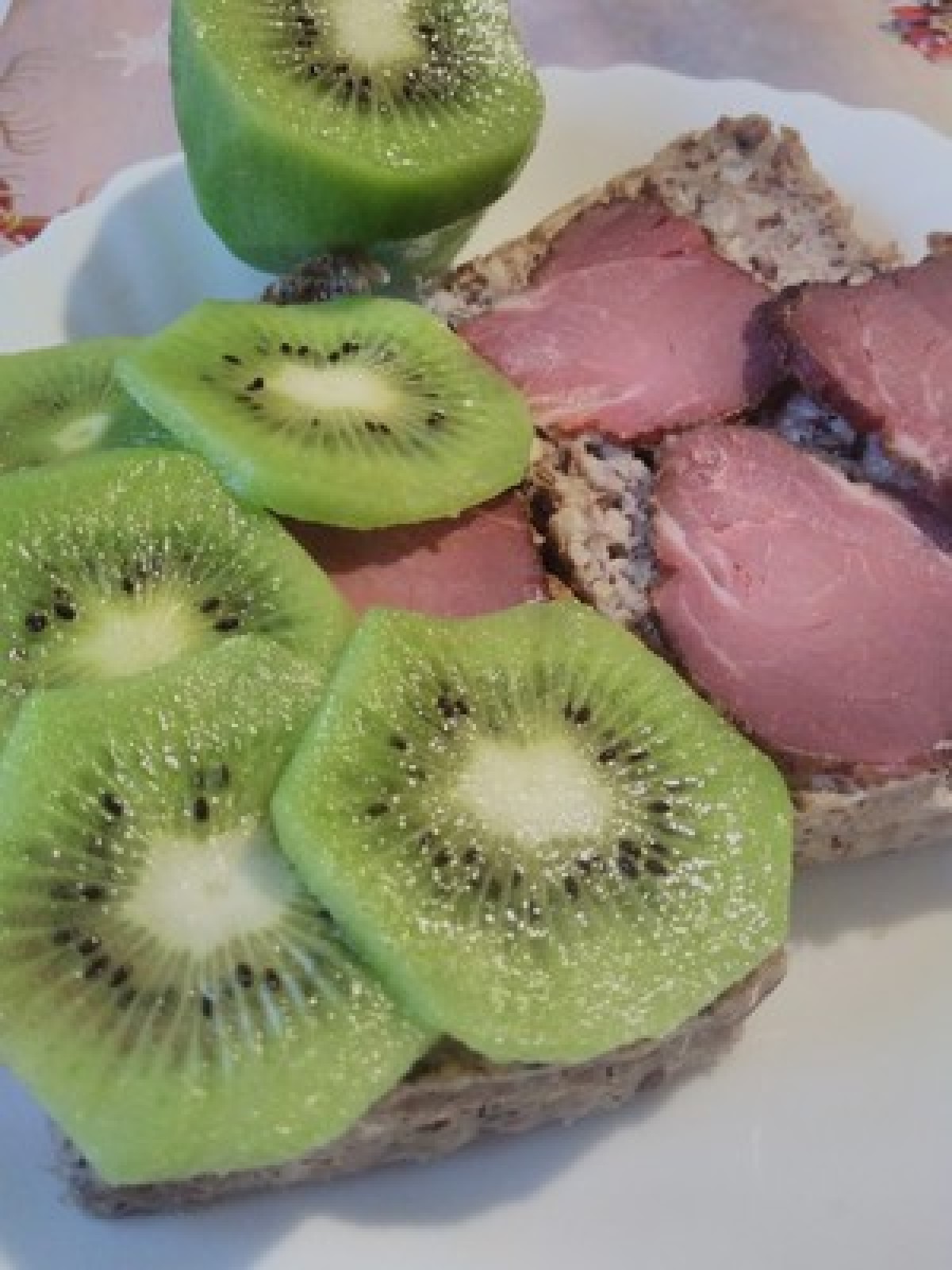 Przepis na Kanapka z szynką i kiwi