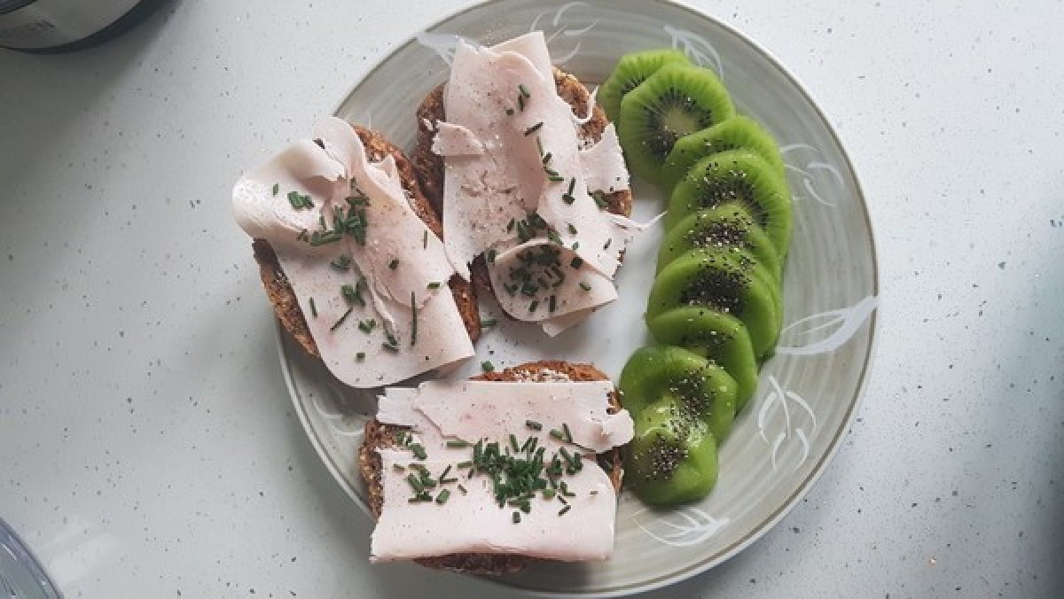 Przepis na Kanapka z szynką i kiwi