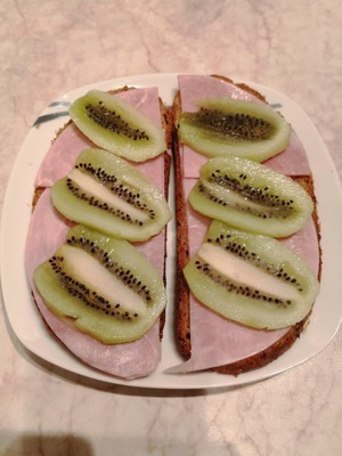 Przepis na Kanapka z szynką i kiwi