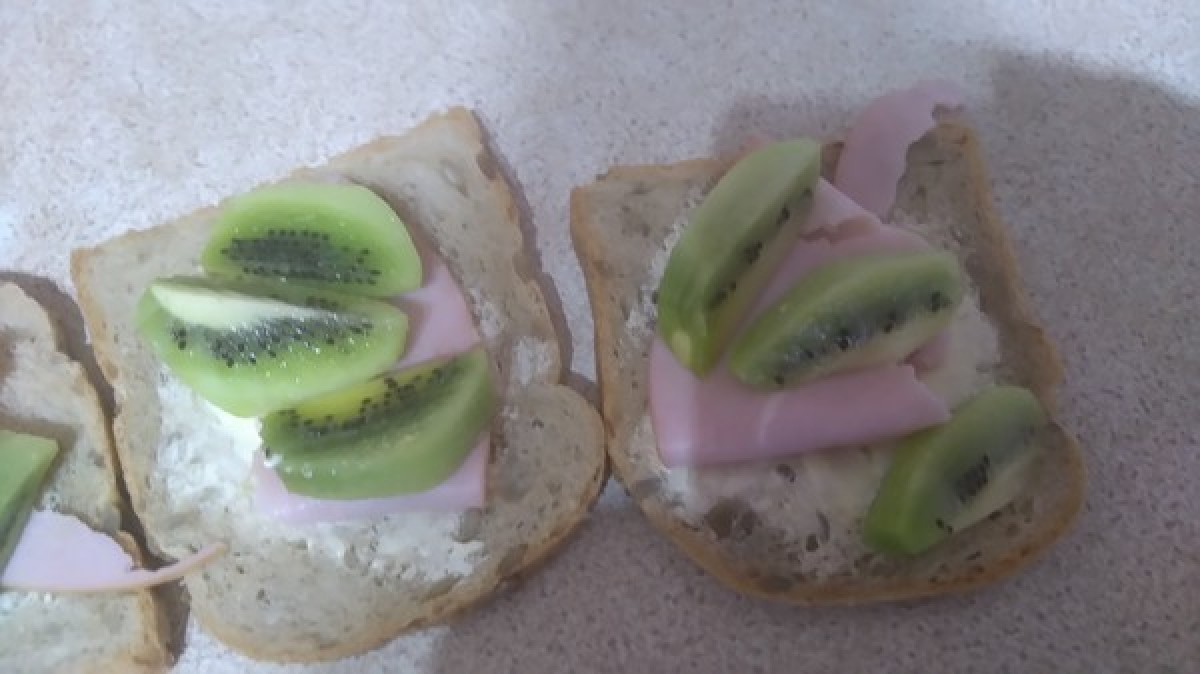 Przepis na Kanapka z szynką i kiwi