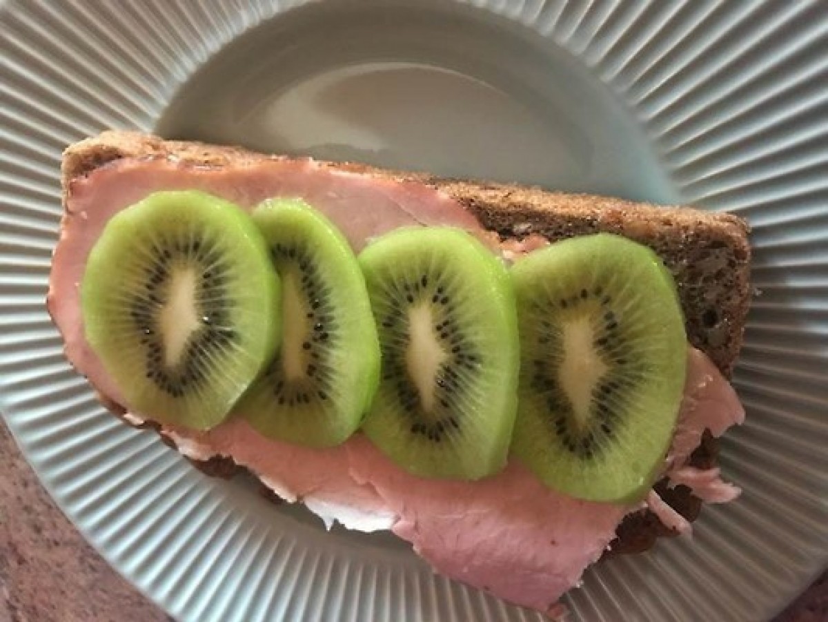 Przepis na Kanapka z szynką i kiwi