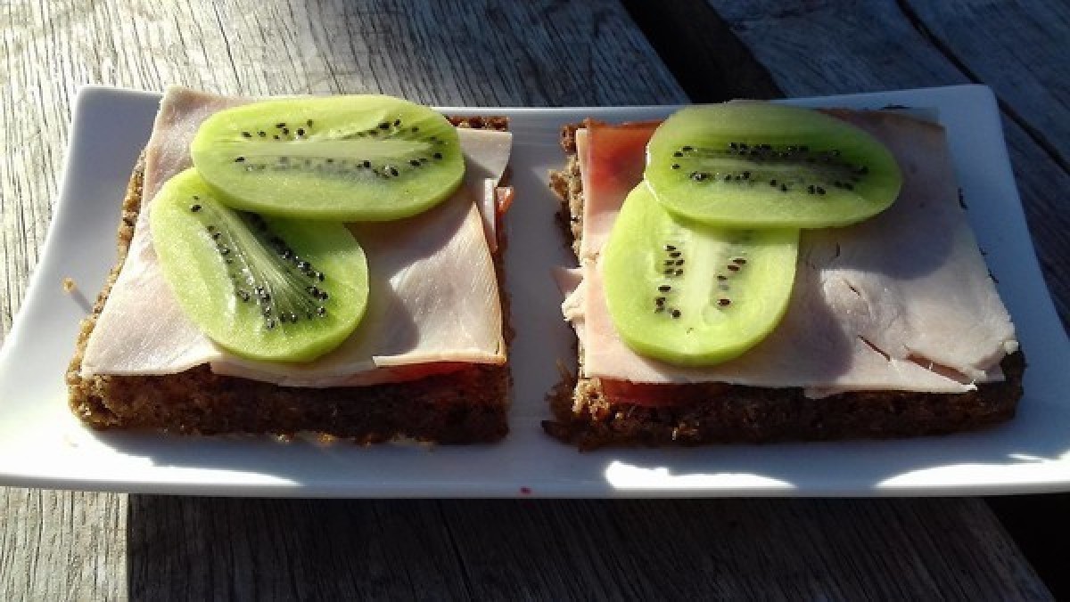 Przepis na Kanapka z szynką i kiwi