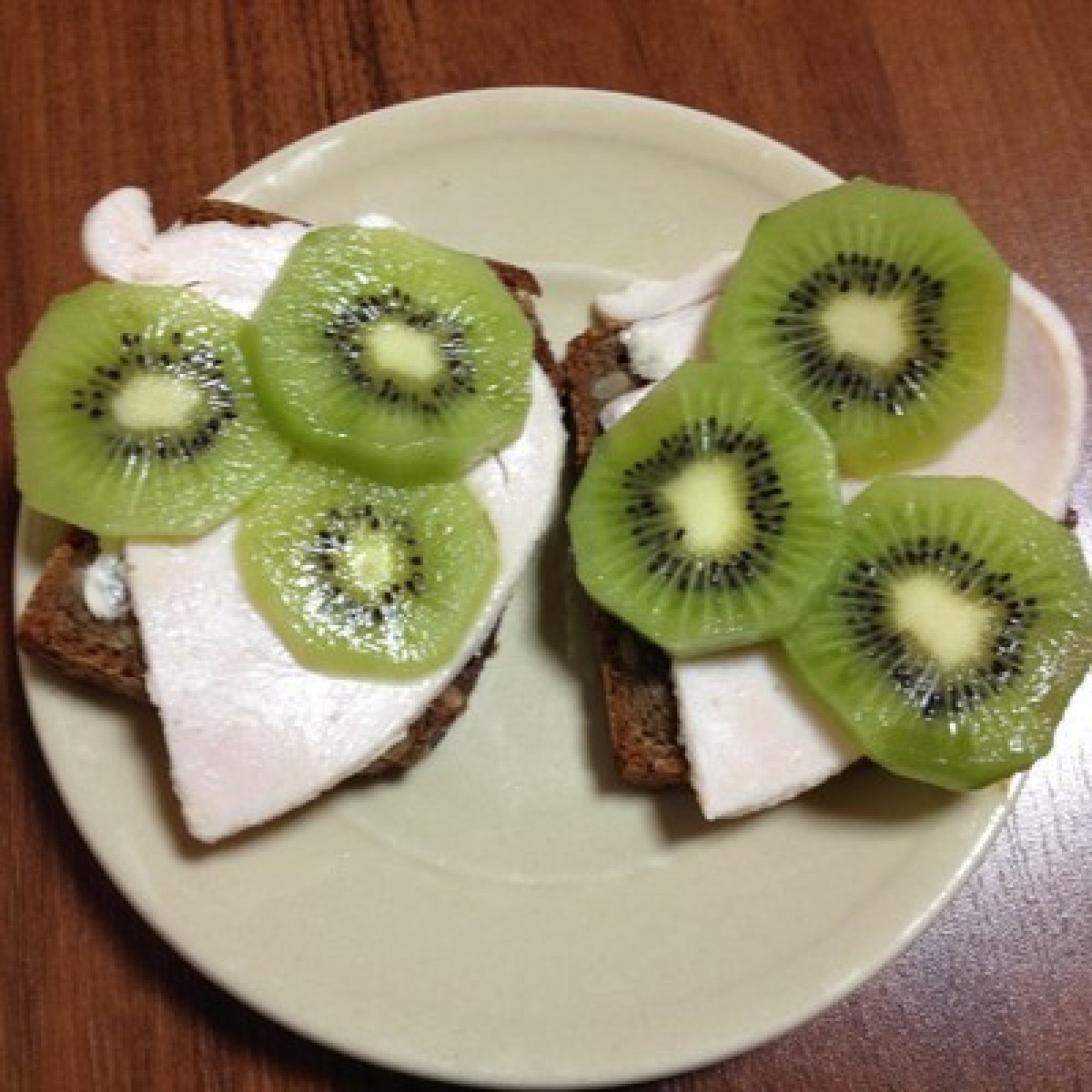 Przepis na Kanapka z szynką i kiwi