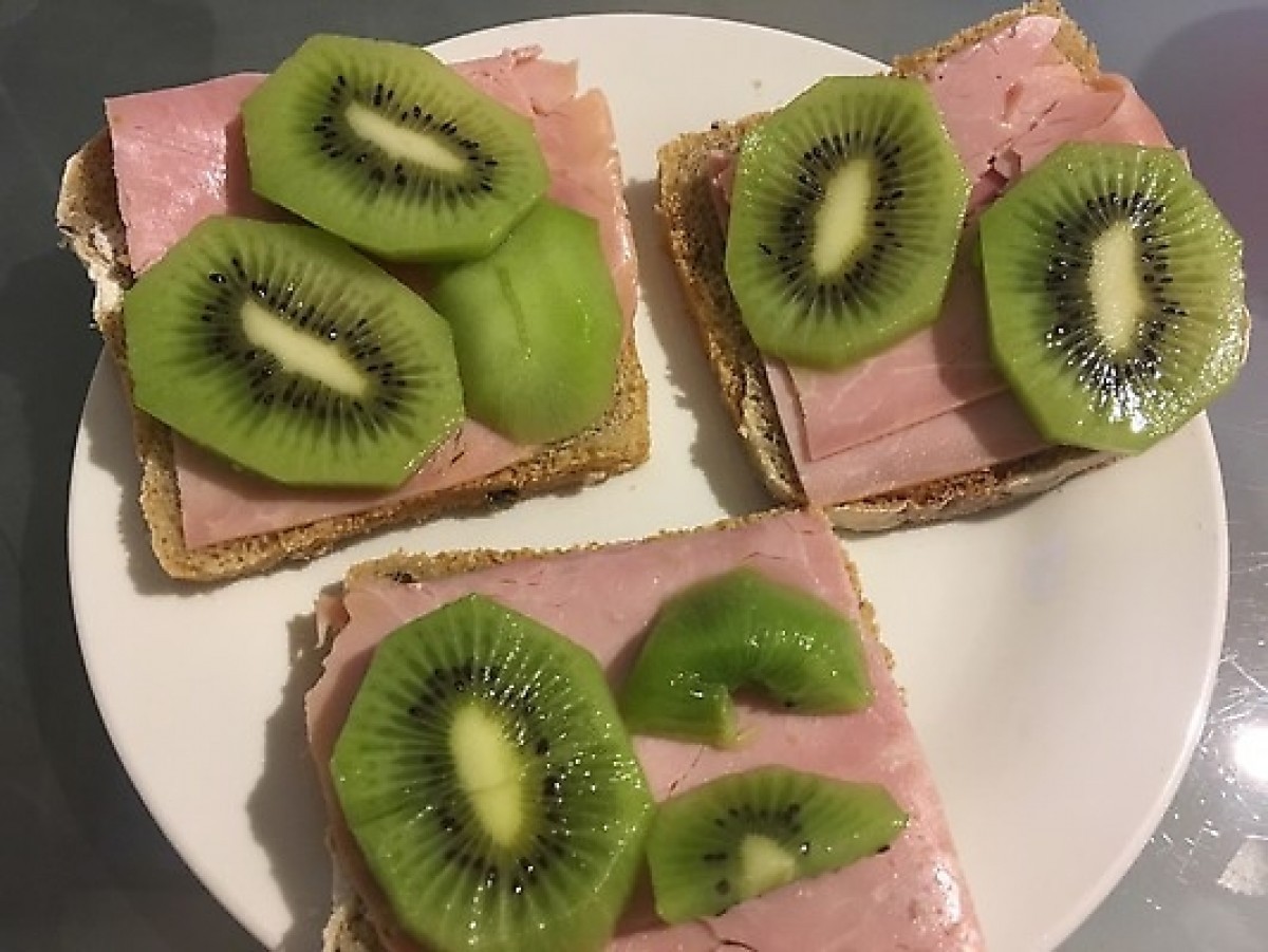 Przepis na Kanapka z szynką i kiwi