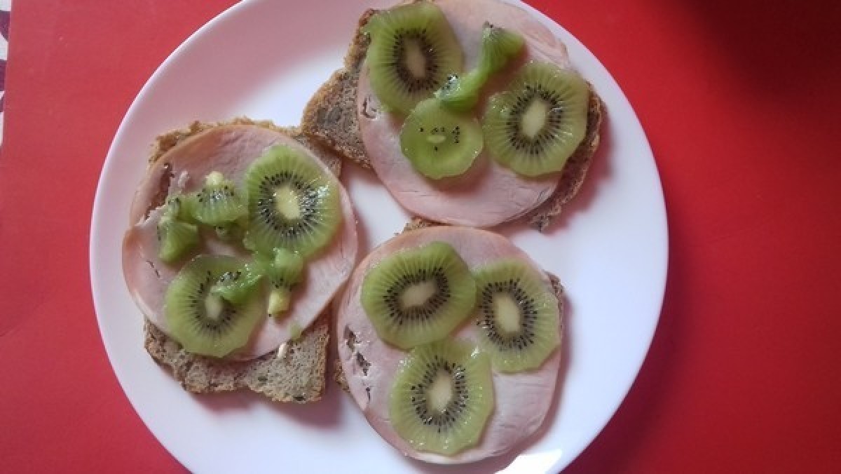 Przepis na Kanapka z szynką i kiwi