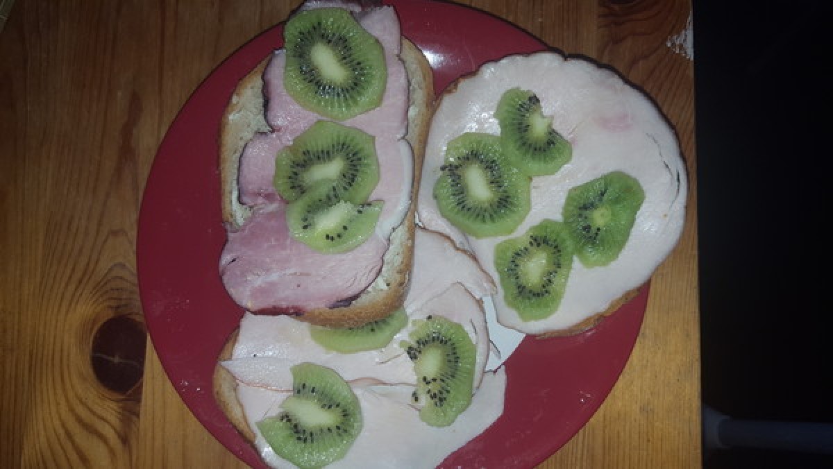 Przepis na Kanapka z szynką i kiwi