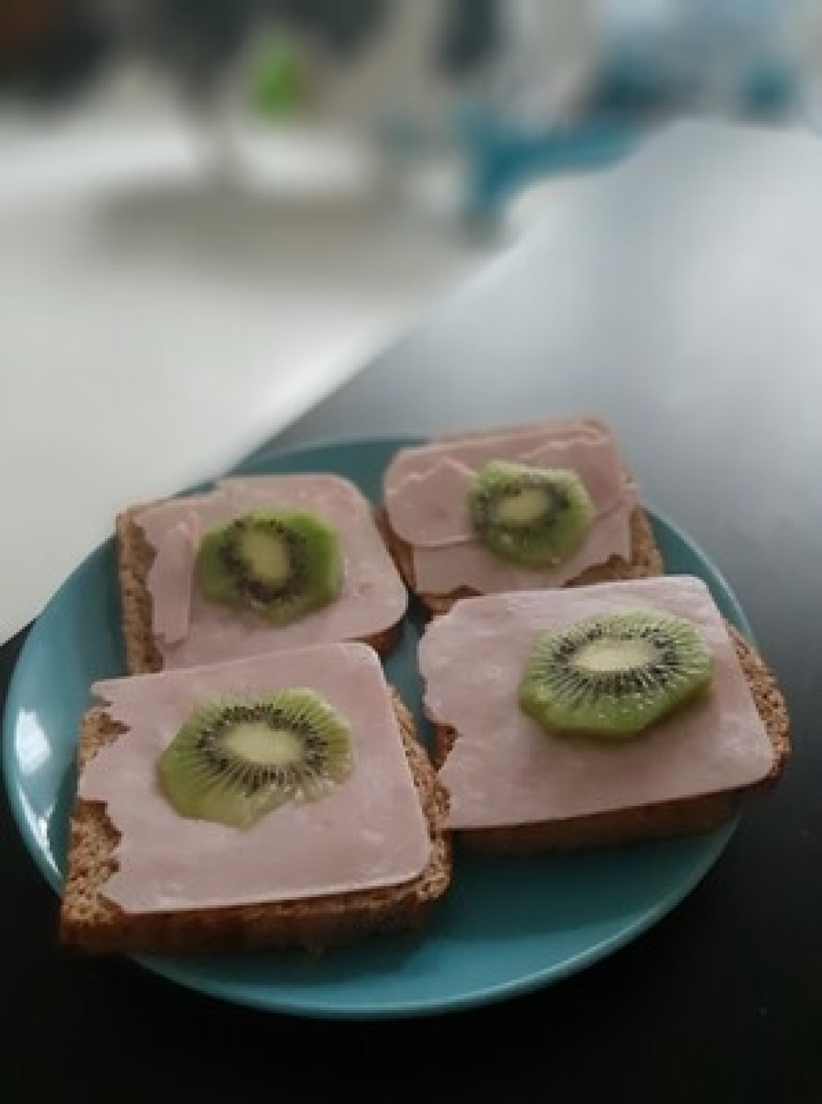 Przepis na Kanapka z szynką i kiwi